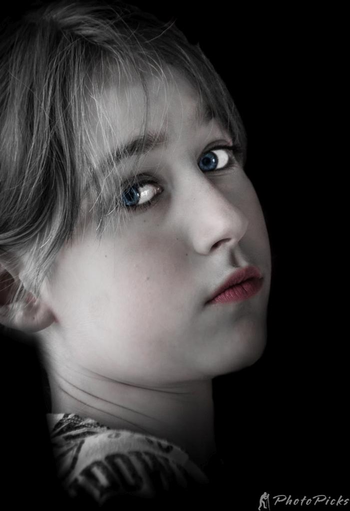 Hannah 3 in Tinted Monochrome